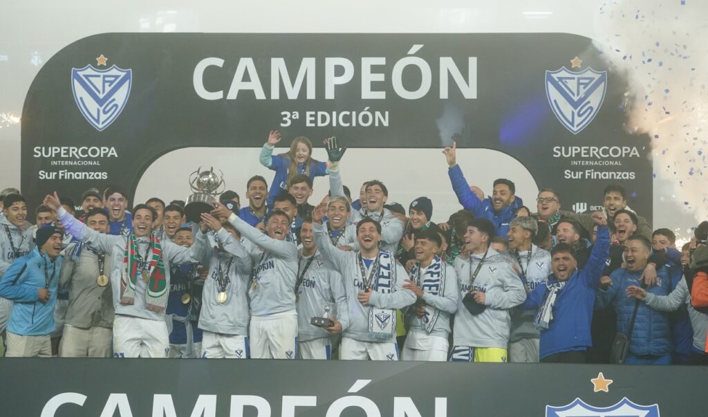 Vélez campeón de la Supercopa Internacional tras vencer a Estudiantes 2-0