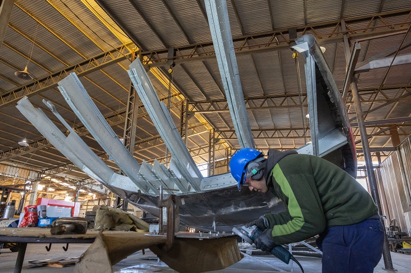 Recoleta: los pétalos de la Floralis Genérica estarían reparados en octubre y los trasladarán por el Río Paraná para fijarlos en la Plaza Naciones Unidas