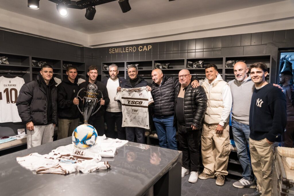 Jorge Macri visitó el predio de Platense en Saavedra y le regalaron una camiseta firmada por los jugadores