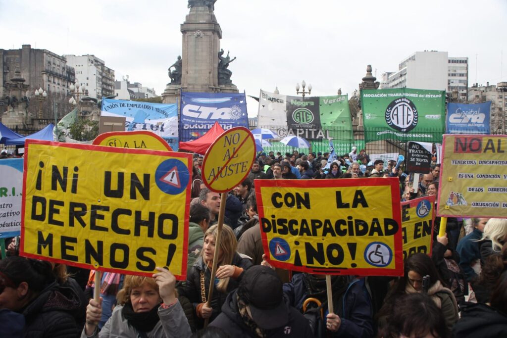 Con una protesta frente al Congreso, Diputados sesiona y la posición busca el rechazo a los vetos de jubilaciones y discapacidad