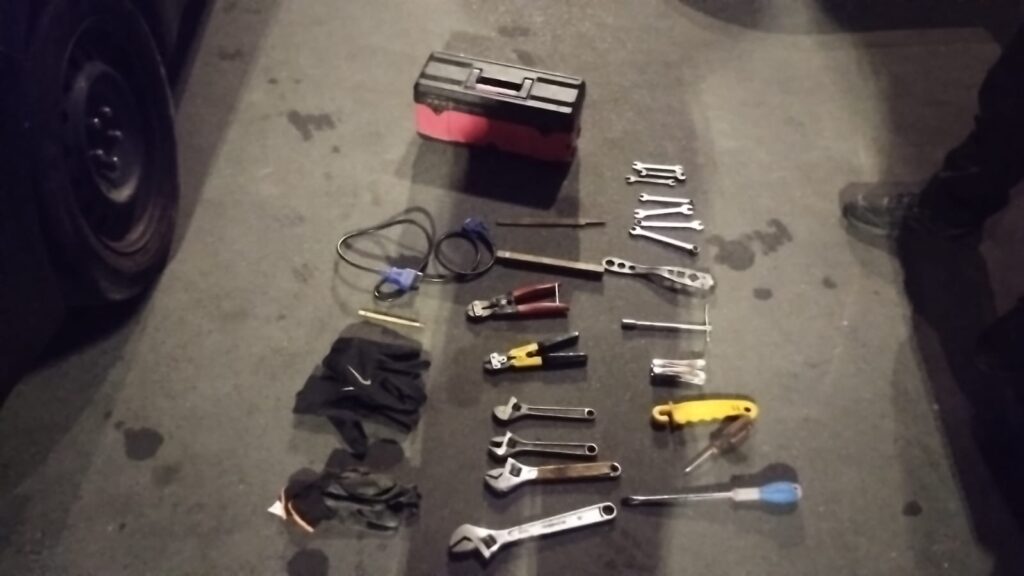 Cuatro detenidos, uno con pedido de captura, en camioneta melliza y con inhibidor