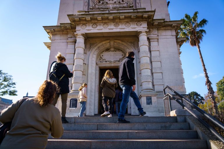 La Escuela Taller de Patrimonio restaura la puerta de la Torre Monumental