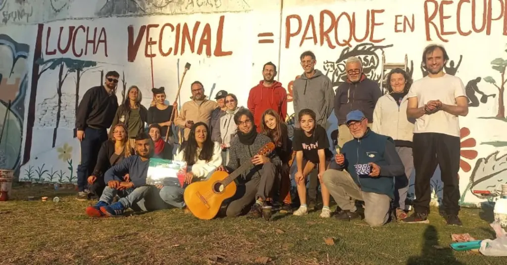 Parque Patricios: vecinos del Parque Uriburu pintaron un mural y “exigen al menos 100 árboles nuevos para reparar el daño ambiental” por el obrador que estuvo 15 años