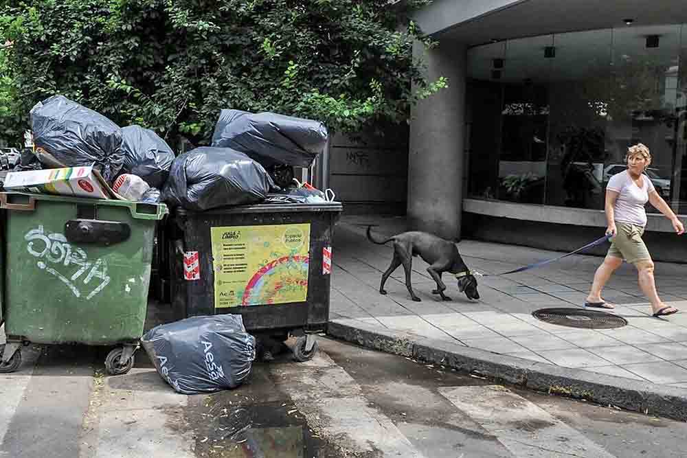 El GCBA envía policía y multas de $900.000 a quienes revuelven la basura: señalamientos por dichos estigmatizantes