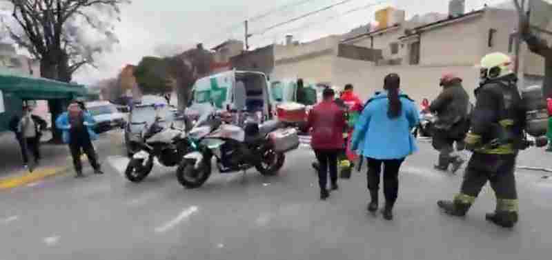 Boedo: cuatro heridos con un conductor atrapado tras un choque y vuelco