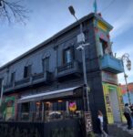 La Boca: pintaron de negro un sector en Caminito para promocionar la nueva temporada de Merlina