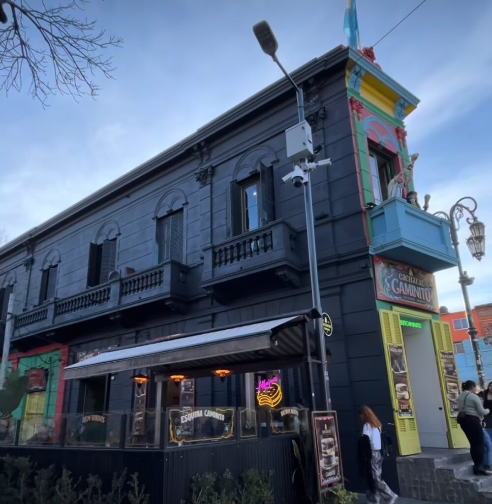 La Boca: pintaron de negro un sector en Caminito para promocionar la nueva temporada de Merlina