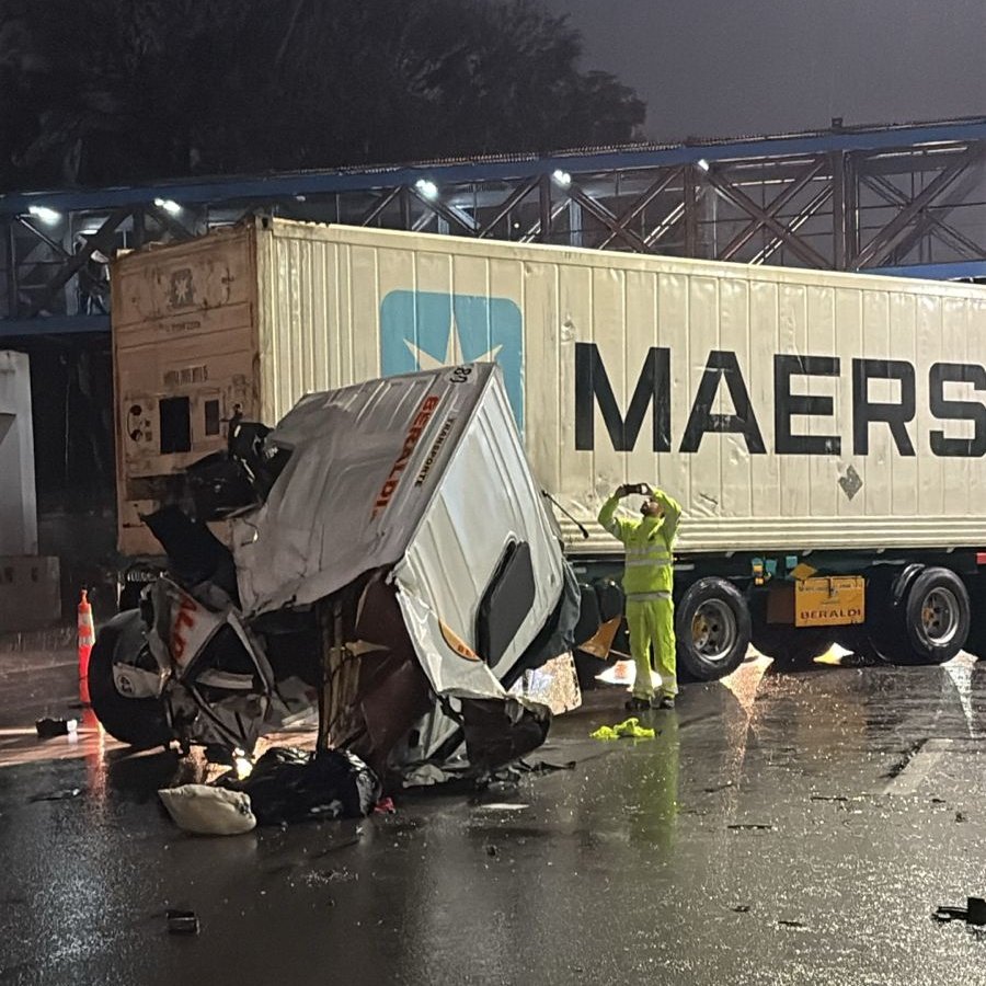 Núñez: un camión chocó contra el guardarraíl y su conductor fue derivado al Pirovano