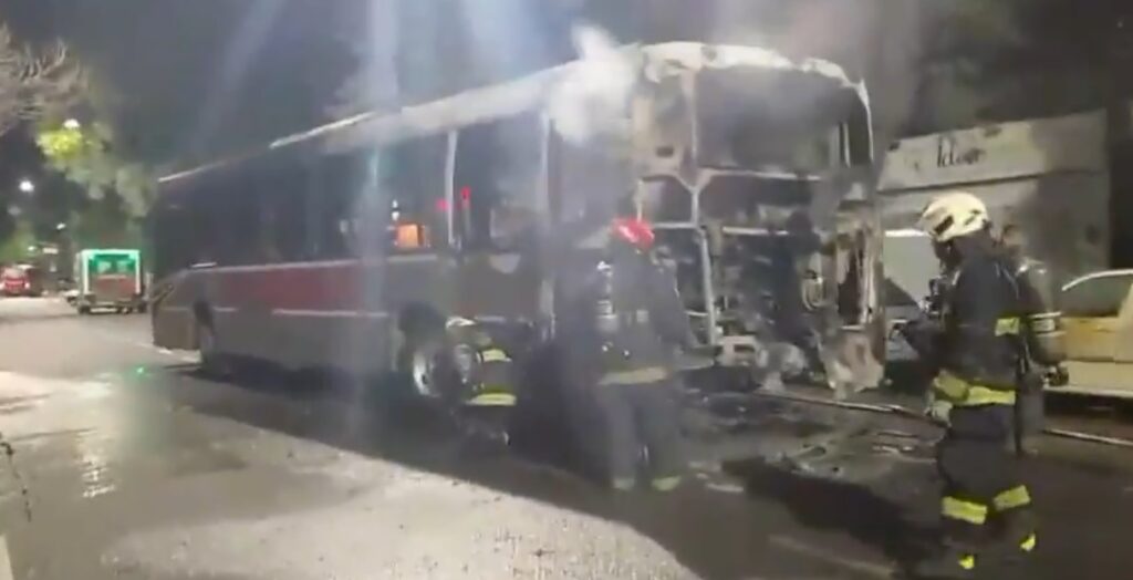 Se incendió un colectivo en Villa Ortúzar y no hubo personas heridas