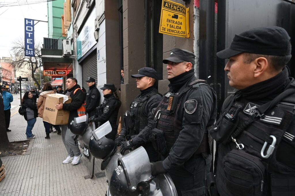 Constitución: la Policía de la Ciudad desalojó un hotel tomado que había sido clausurado en 2016