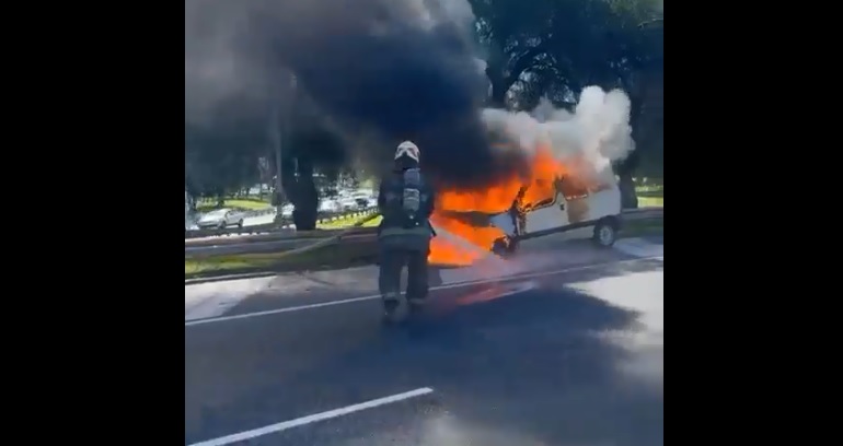 Se incendió un auto en General Paz y Av. Parque Roberto Goyeneche: no hubo heridos