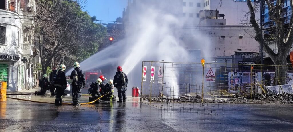 Controlaron el escape de gas en la avenida Juan B. Justo de Palermo: desocuparon inmuebles linderos a la obra del Metrobus
