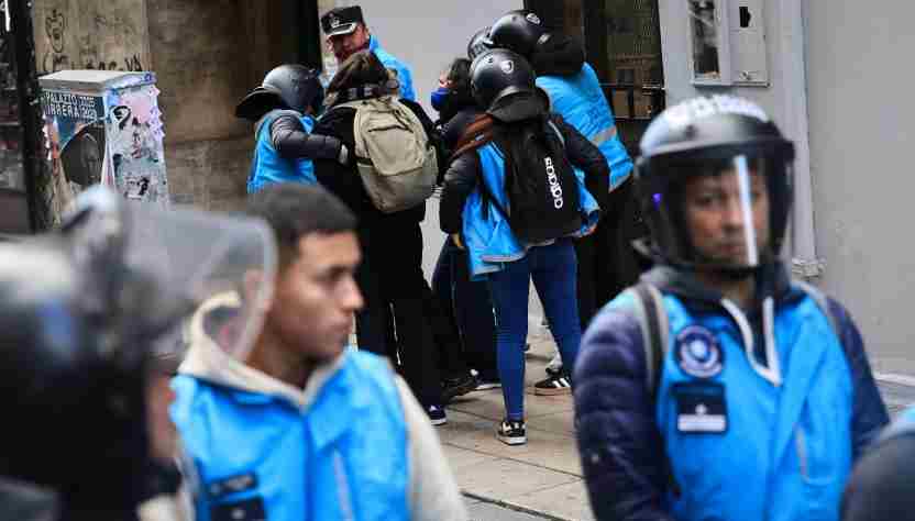 Congreso: la Policía de la Ciudad detuvo a dos fotógrafas que cubrían la marcha de jubilados