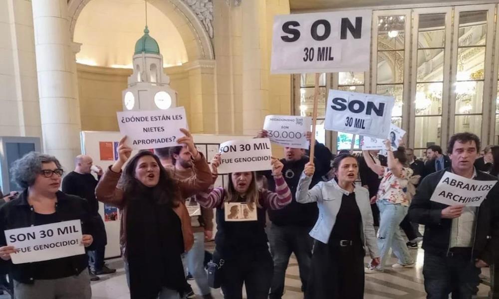 El acto “a Víctimas del Terrorismo”, el excarapintada y la protesta