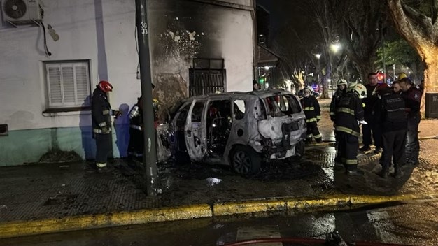 Villa Soldati: tres menores detenidos y hospitalizados por robar una camioneta, escapar de contramano, chocar e incendiarla