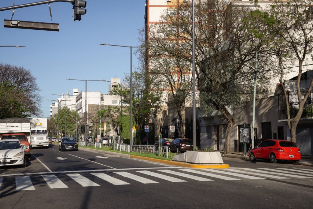 Finalizó la construcción de un boulevard en la avenida Caseros, en el límite de Barracas y Constitución