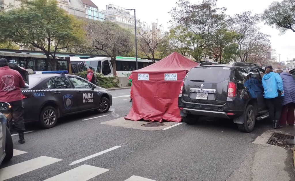 Un conductor falleció mientras conducía en la 9 de Julio y Alsina: lo atribuyen a una falla cardíaca