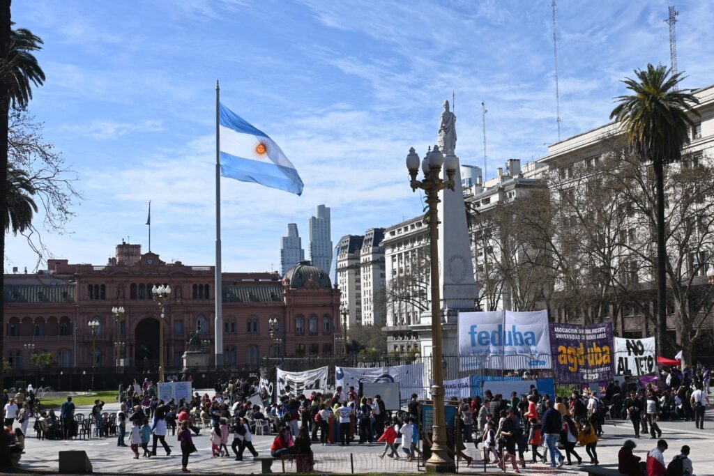 Clases públicas de la UBA en Plaza de Mayo contra el posible veto a la Ley de financiamiento universitario