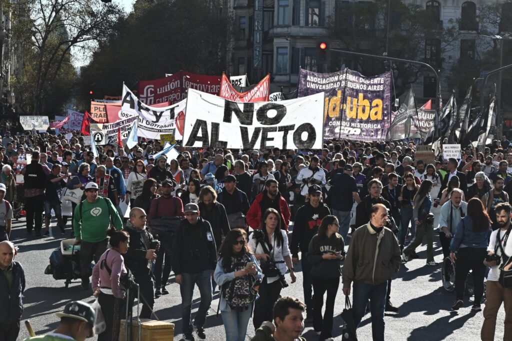 Marcha de Congreso a Plaza de Mayo contra el veto a la Emergencia pediátrica y el financiamiento universitario