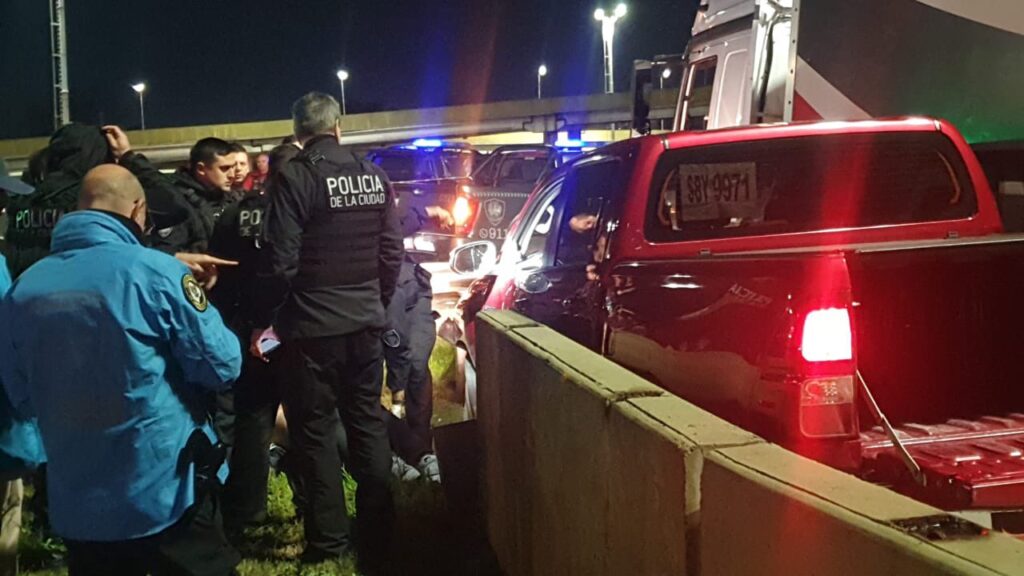 Persecución, choque y disparos en la autopista Cámpora: un detenido que conducía una camioneta robada
