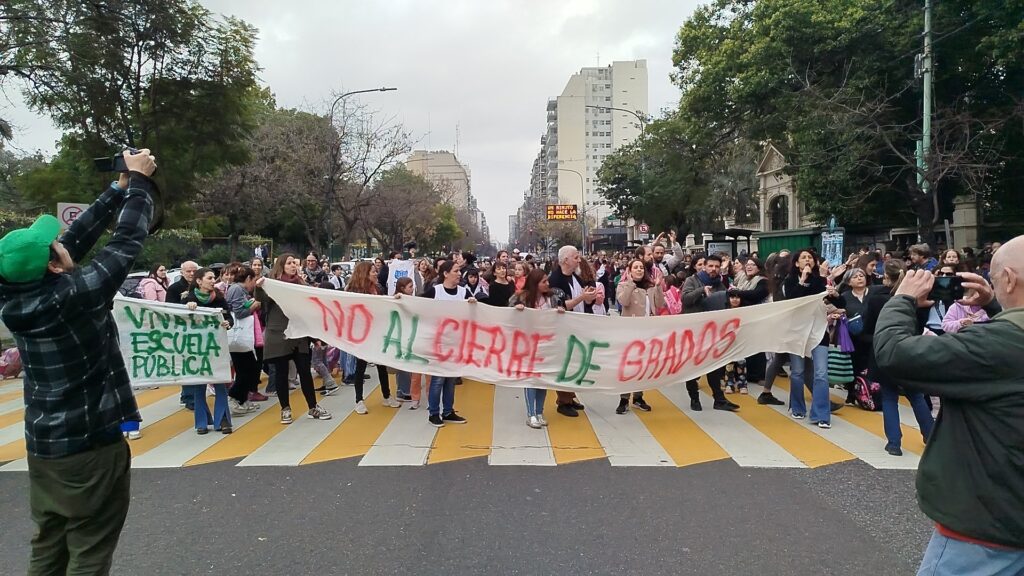 Caballito: protesta contra el cierre de secciones de grados en la Escuela Primera Junta y pedido de informes en la Legislatura porteña