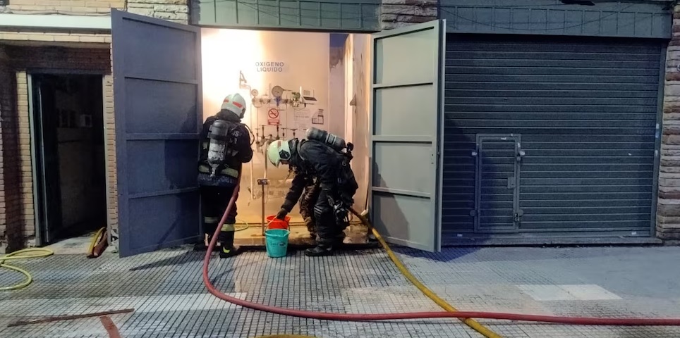 Evacuaron a vecinos por un escape de oxígeno líquido en una clínica de Villa Urquiza