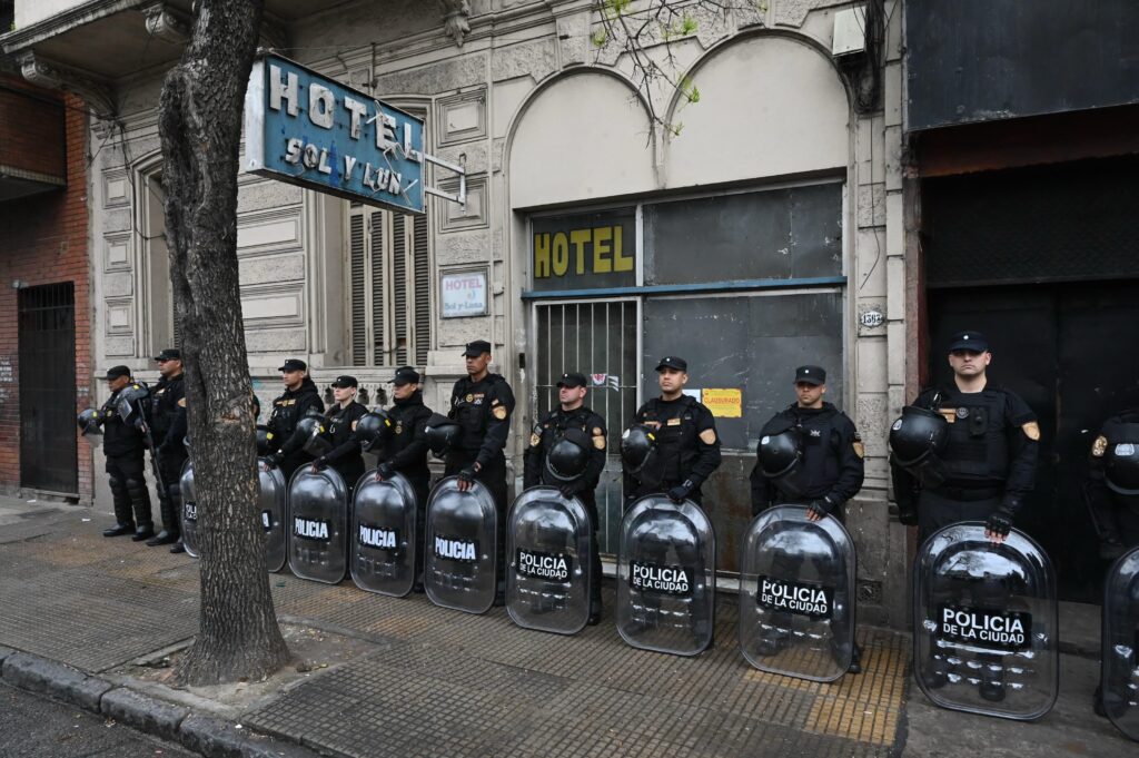La Policía de la Ciudad desalojó un hotel tomado de Constitución: funcionaba como prostíbulo y búnker de drogas