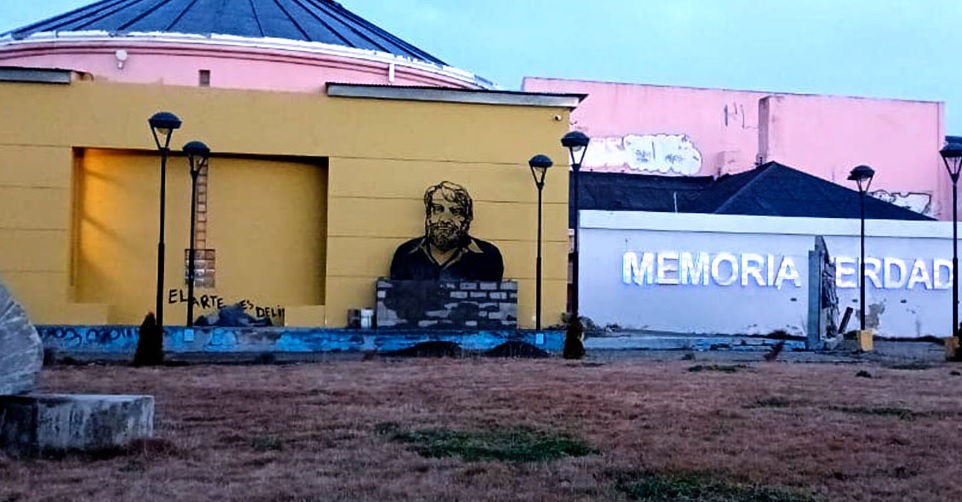 La estatua de Bayer hecha en Saavedra fue traslada a la Casa de la Cultura de Santa Cruz: quejas de la familia y del artista Miguel Jerónimo Villalba