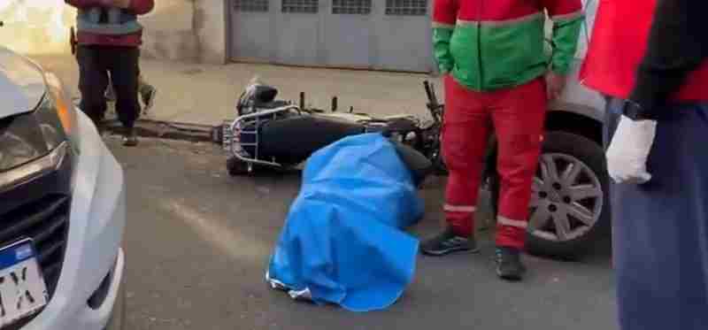 Almagro: un hospitalizado tras un choque entre un auto y una moto en Tucumán y Billinghurst