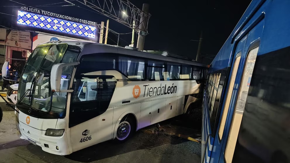 Demoras en el tren Roca: un colectivo fue embestido en un paso a nivel de Ezeiza y hubo 10 heridos