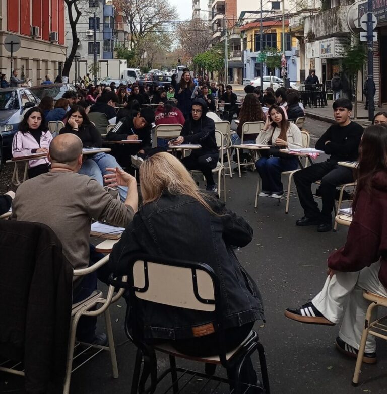 Previo a la marcha al Congreso, hubo clases universitarias públicas y una conferencia del Garrahan