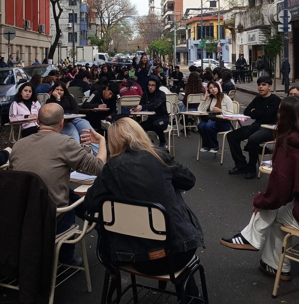 Previo a la marcha al Congreso, hubo clases universitarias públicas y una conferencia del Garrahan