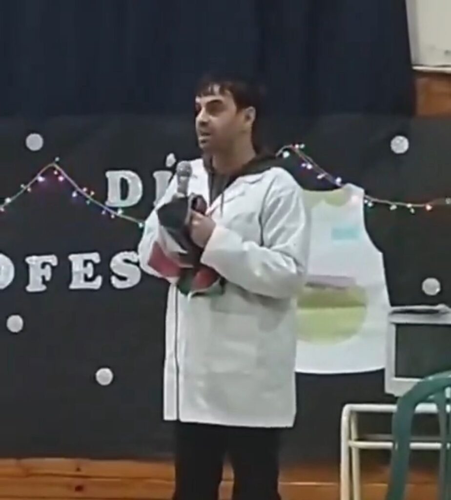 El GCBA sancionará a un docente que mostró una bandera de Palestina en un acto por el Día del Maestro