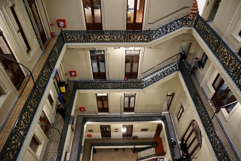 Restauración del edificio de La Prensa: suma el bar El Periódico, la biblioteca Tomás Eloy Martínez y un corredor de época para unir Avenida de Mayo con Rivadavia