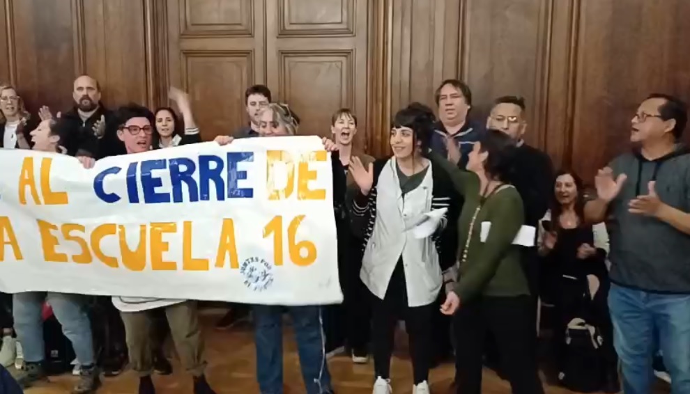 Docentes y familias protestaron por el cierre de grados en la Legislatura porteña
