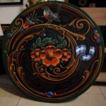 Día del Fileteador Porteño: el artista Matías Kavu realizó dos carteles en el Museo Gardel del Abasto durante la Semana Gardeliana