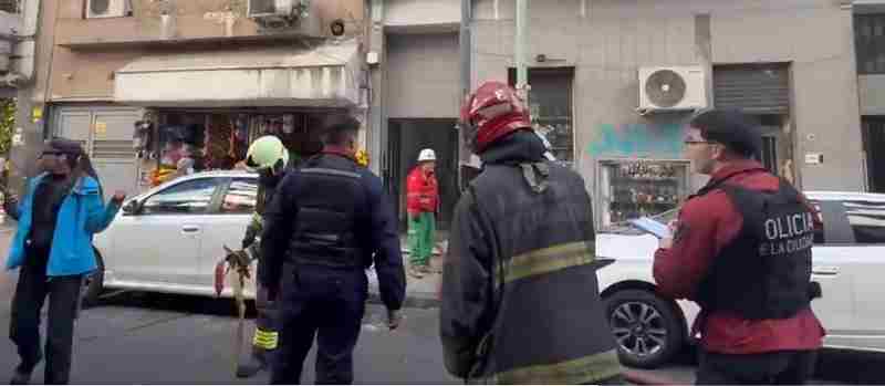 Balvanera: evacuaron un edificio y hospitalizaron a un hombre tras un incendio en Azcuénaga al 200