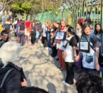 “A los maestros no se les pega”: acto de la comunidad educativa de la escuela del Parque Saavedra tras la agresión a una docente