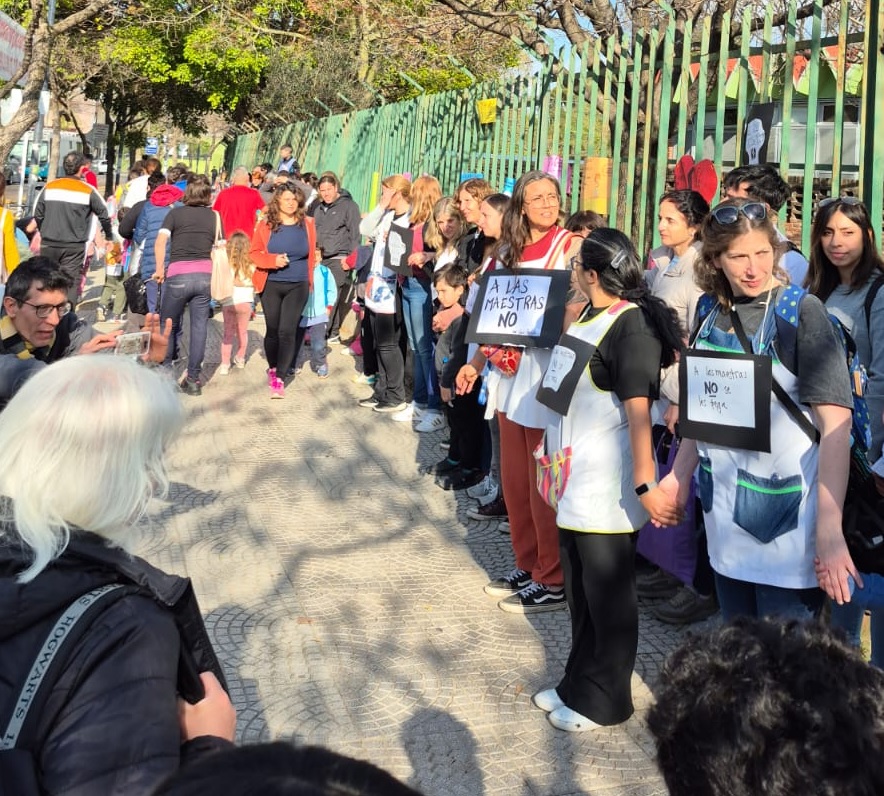 “A los maestros no se les pega”: acto de la comunidad educativa de la escuela del Parque Saavedra tras la agresión a una docente