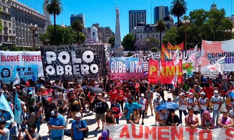 Piqueteros marchan en la avenida 9 de Julio por alimentos para comedores