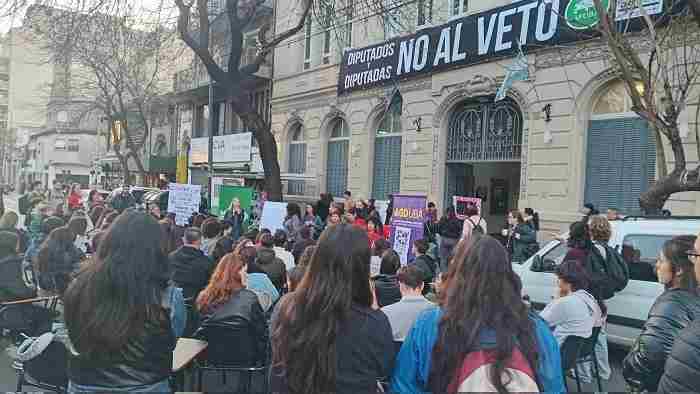 Balvanera: clases públicas sobre la avenida Independencia, frente a la Facultad de Psicología de la UBA