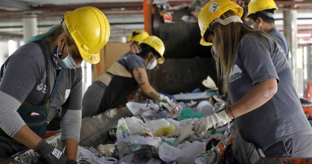 Ordenan continuar con el servicio a recuperadores urbanos