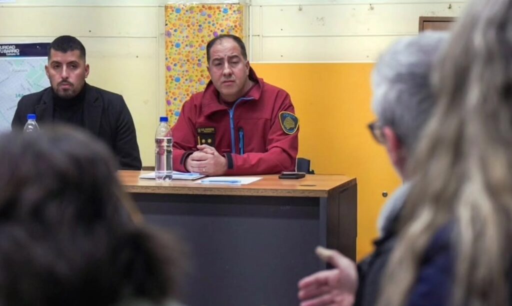 Encuentro entre vecinos de la Comuna 12 y autoridades policiales
