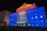 La fachada del Teatro Colón luce combinaciones lumínicas gracias a sus nuevos proyectores LED