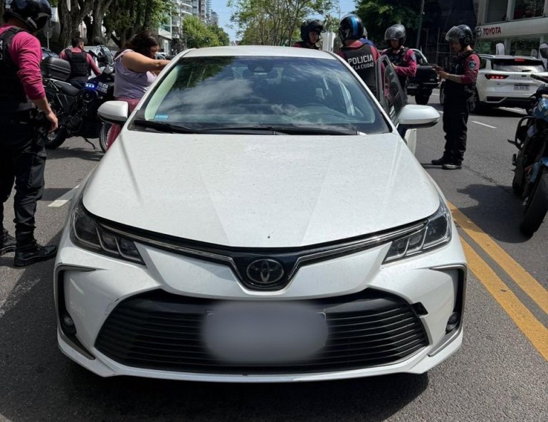 Detuvieron en Belgrano a una pareja que circulaba en un auto con las patentes cambiadas