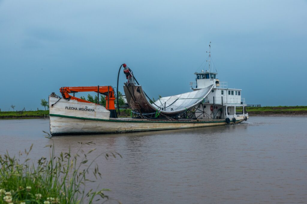 Recoleta: trasladaron en barco un pétalo de la Floralis Genérica y la restauración estaría completa a mediados de noviembre