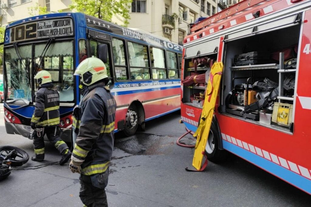 Un colectivo y una moto chocaron en Recoleta: dos motociclistas asistidos y 15 pasajeros afectados