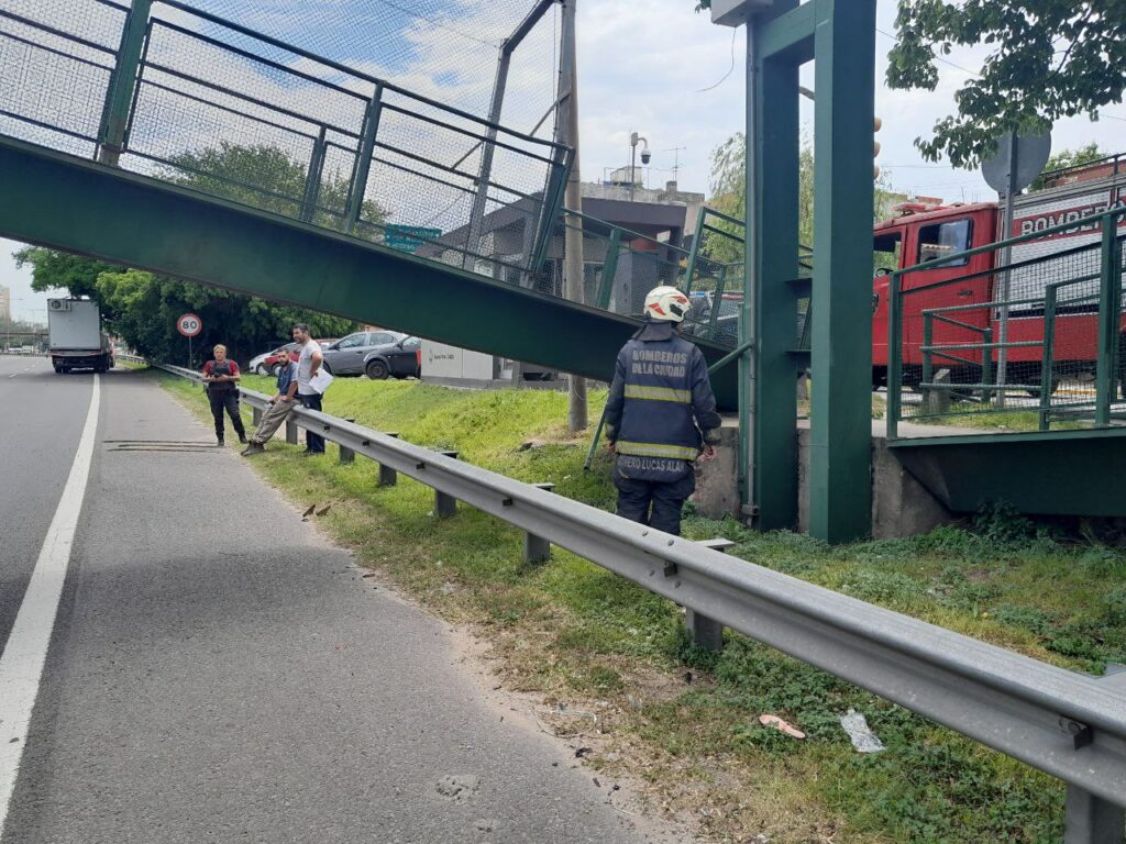 Villa Riachuelo: un camión chocó y derribó un puente en General Paz y Madariaga