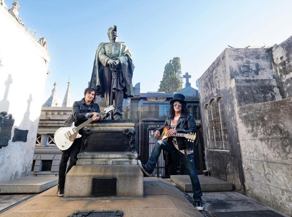 Guns N’ Roses: Slash y Richard Fortus se fotografiaron en el Cementerio de la Recoleta