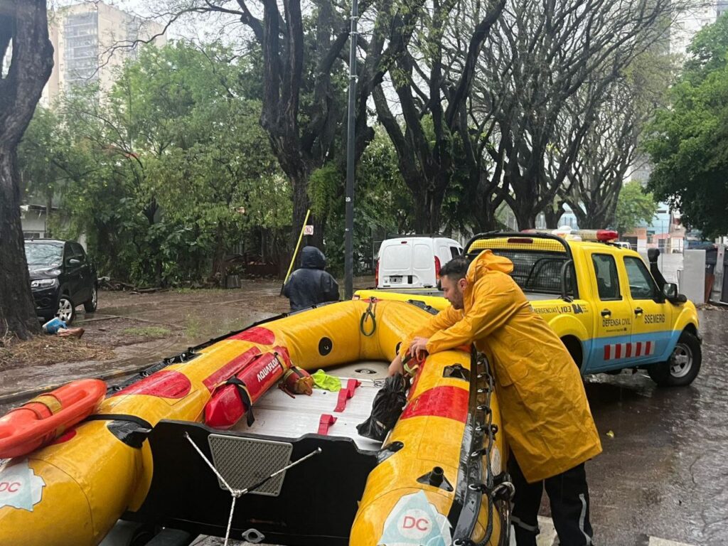 Inundaciones en CABA: en Villa Devoto cayeron 155 milímetros, calles inundadas y un automovilista muerto en General Paz